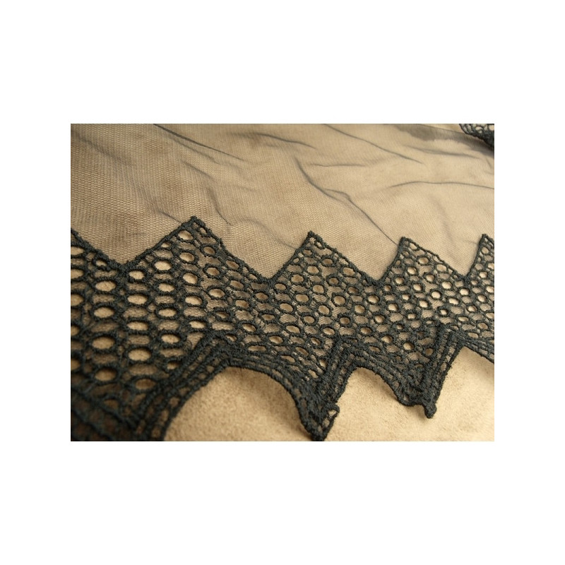 broderie noire sur tulle noir