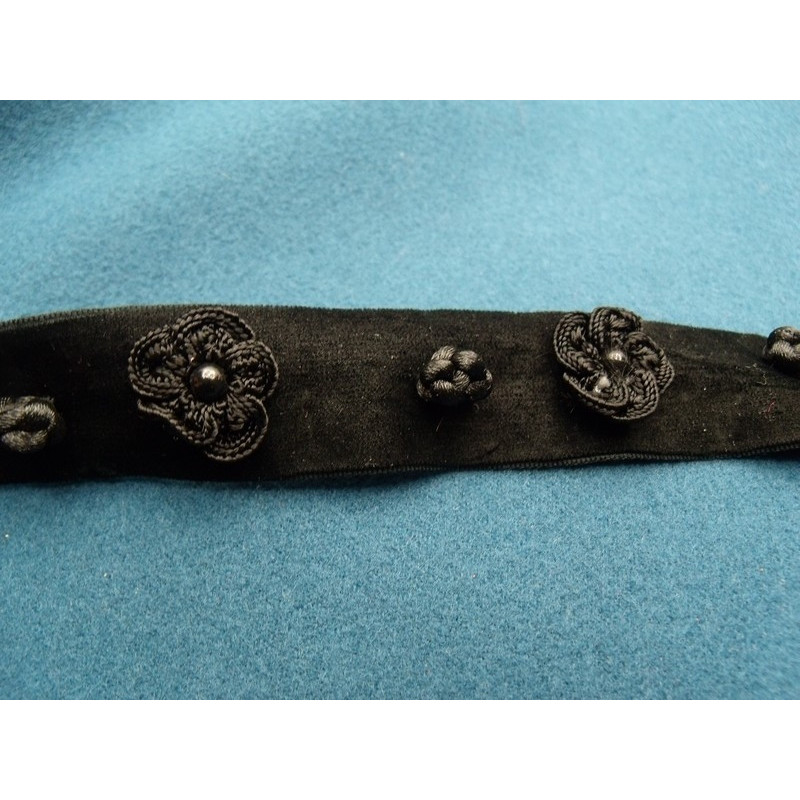 ruban velours noir motif fleur relief 