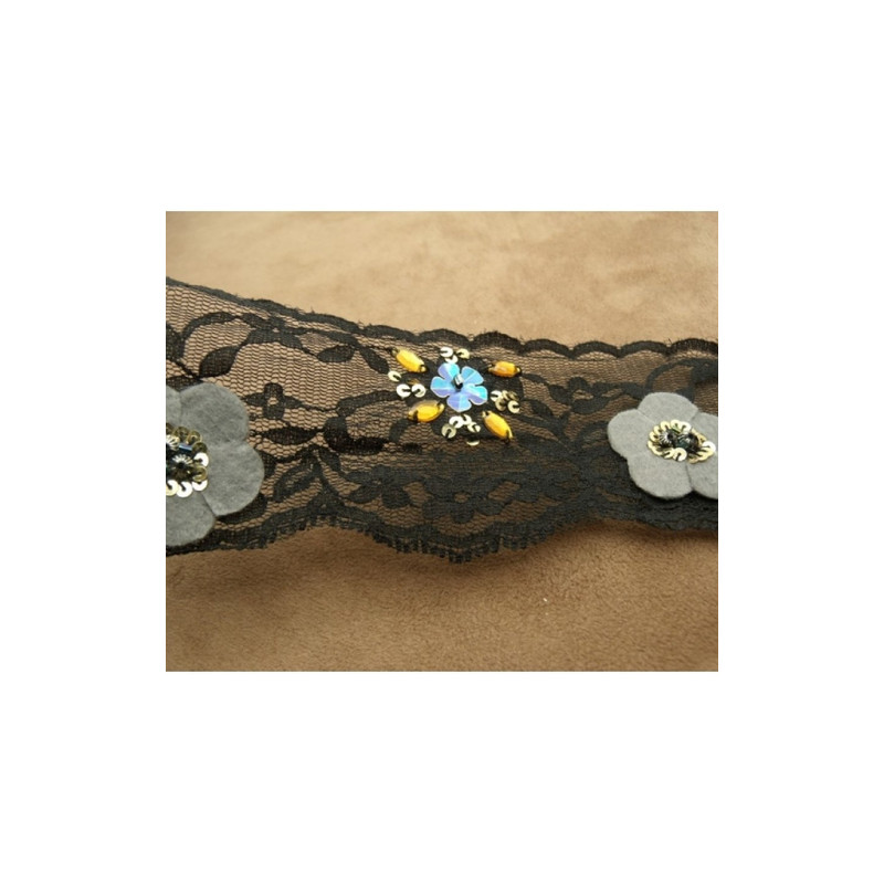 dentelle avec fleurs en 3D sur fond noir garni de perles et strass 6 cm