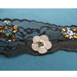 dentelle avec fleurs en 3D sur fond noir,garni de perles et strass, 6 cm