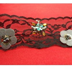 dentelle avec fleurs en 3D sur fond noir garni de perles et strass 6 cm