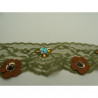 dentelle avec fleurs en 3D sur fond vert garni de perles et strass, 6 cm