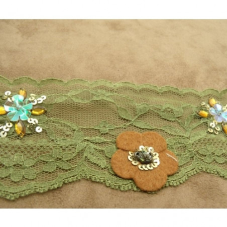 dentelle avec fleurs en 3D sur fond vert garni de perles et strass, 6 cm