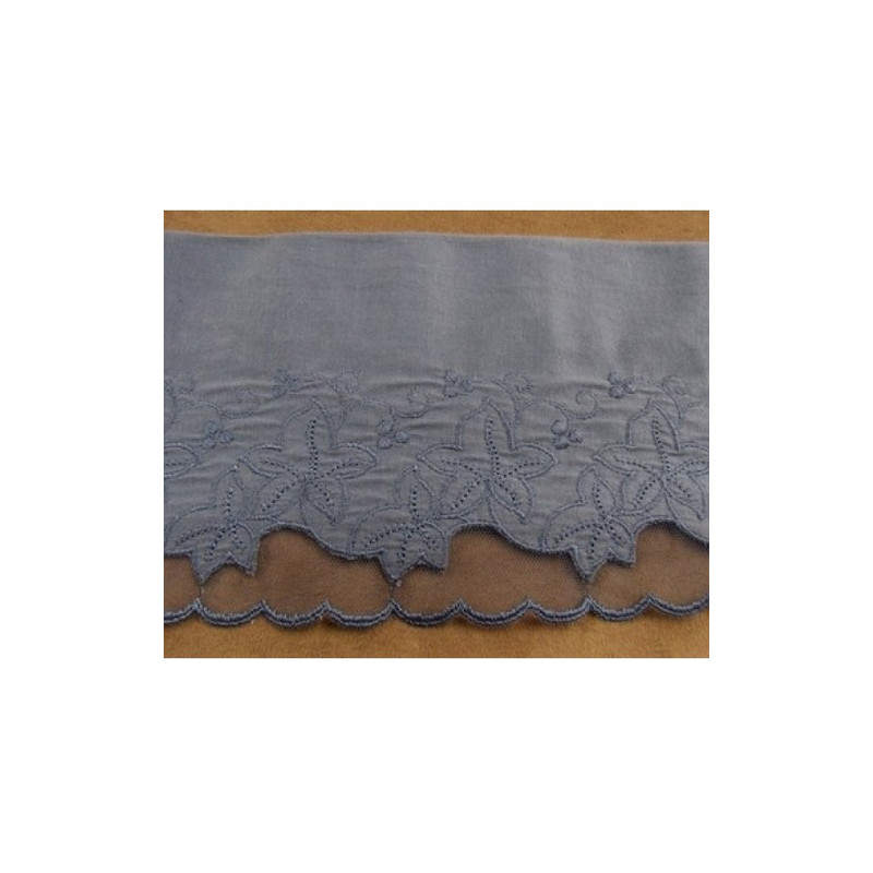 DENTELLE DE CALAIS bleu brodée sur jersey 14 cm /hauteur de broderie 7 cm
