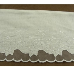 DENTELLE DE CALAIS blanche,14 cm hauteur de broderie 7 cm,brodée sur jersey coton,de fabrication française