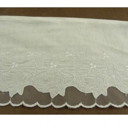 DENTELLE DE CALAIS blanche 14 cm hauteur de broderie 7 cm brodée sur jersey coton