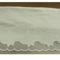 DENTELLE DE CALAIS blanche 14 cm hauteur de broderie 7 cm brodée sur jersey coton