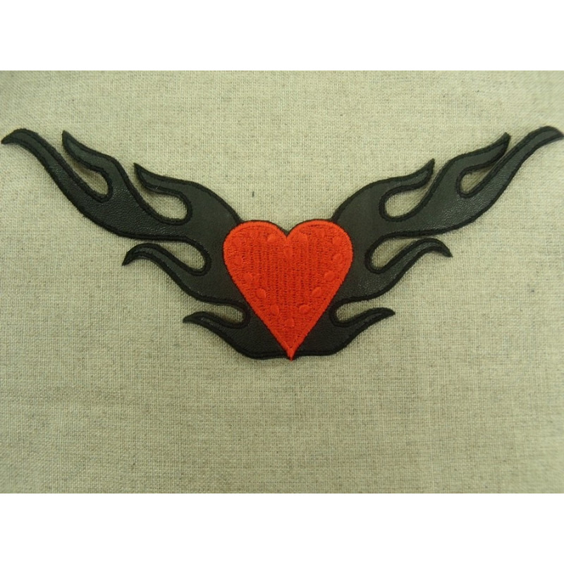 écusson thermocollant- aigle noir skaï avec cœur rouge