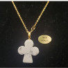 Collier avec chainette métal doré motif trefle en pierre naturelle white howlite