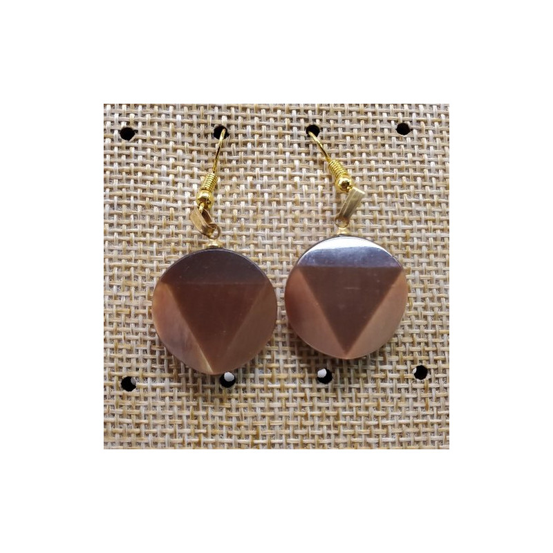 paire de boucle d'oreille en triangle dans un cercle symbole de force beige