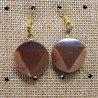 paire de boucle d'oreille en triangle dans un cercle symbole de force beige