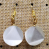 paire de boucle d'oreille en triangle dans un cercle symbole de force blanc