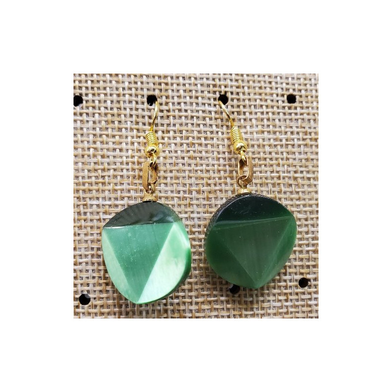 paire de boucle d'oreille en triangle dans un cercle symbole de force vert