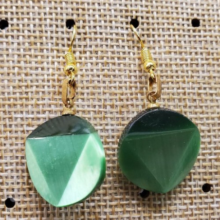 paire de boucle d'oreille en triangle dans un cercle symbole de force vert
