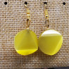 paire de boucle d'oreille en triangle dans un cercle symbole de force jaune
