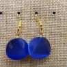 paire de boucle d'oreille en triangle dans un cercle symbole de force bleu roi