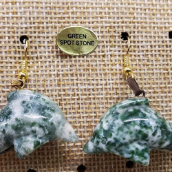 paire de boucle d'oreille en dauphin pendentif green spot stone en pierre naturelle