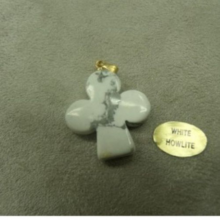 PENDENTIF MOTIF TREFLE - WHITE HOWLITE,HAUTEUR: 2,5 cm / LARGEUR: 2,3 cm / EPAISSEUR: 4 mm