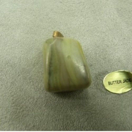PENDENTIF MOTIF PIERRE- BUTTER JADE ,HAUTEUR: 2 cm / LARGEUR 1,5 cm / EPAISSEUR: 1,5 cm