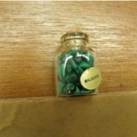FLACON REMPLI DE PLUSIEURS PETITES PIERRES-MALACHITE ,HAUTEUR : 3 cm / DIAMETRE : 2 cm