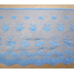 DENTELLE DE CALAIS bleu TULLE SURBRODE FINEMENT FESTONNE SUR UNE BORDURE 18 cm