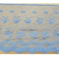 DENTELLE DE CALAIS bleu TULLE SURBRODE FINEMENT FESTONNE SUR UNE BORDURE 18 cm
