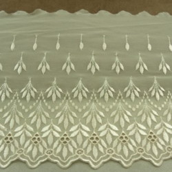 DENTELLE DE CALAIS polyamide brodée sur maille creme 18 cm