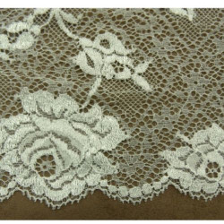 DENTELLE DE CALAIS stretch écru Fine et vaporeuse dentellé sur les deux bordures theme roses 20 cm