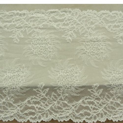 DENTELLE DE CALAIS stretch écru finement ornée de motifs floral dentelée sur les 2 bordures 25 cm