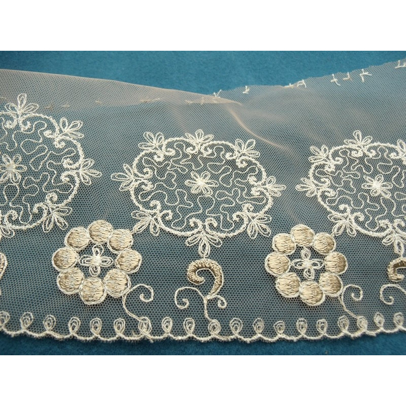 dentelle brodée sur tulle 14 cm
