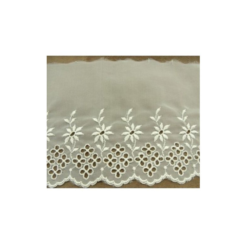 DENTELLE de calais blanc cassé brodée sur voile 13 cm /hauteur de broderie  6 cm