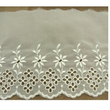 DENTELLE de calais blanc cassé brodée sur voile 13 cm /hauteur de broderie 6 cm