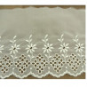 DENTELLE de calais blanc cassé brodée sur voile 13 cm /hauteur de broderie  6 cm