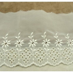 DENTELLE de calais blanc cassé brodée sur voile 13 cm /hauteur de broderie  6 cm