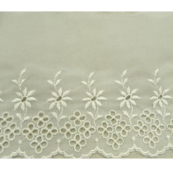 DENTELLE de calais blanc cassé brodée sur voile 13 cm /hauteur de broderie  6 cm