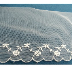 DENTELLE/ BRODERIE sur tulle blanche 10 cm/ hauteur de broderie 2 cm