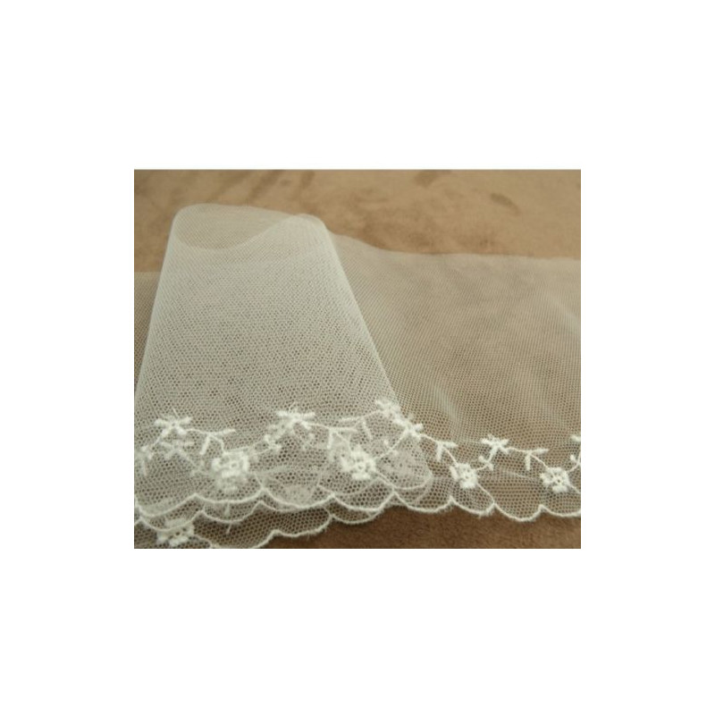 DENTELLE/ BRODERIE sur tulle blanche 10 cm/ hauteur de broderie 2 cm