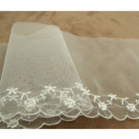 DENTELLE/ BRODERIE sur tulle blanche 10 cm/ hauteur de broderie 2 cm