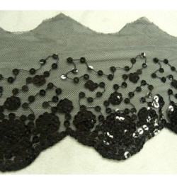 DENTELLE DE CALAIS brodée sur sequin noire 13 cm