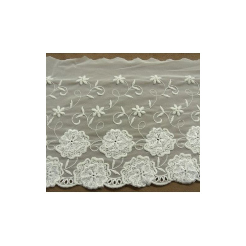 DENTELLE DE CALAIS  stretch blanc cassée  largeur 17 cm / hauteur de broderie 14 cm