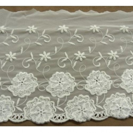 DENTELLE DE CALAIS  stretch blanc cassée  largeur 17 cm / hauteur de broderie 14 cm