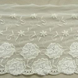 DENTELLE DE CALAIS  stretch blanc cassée  largeur 17 cm / hauteur de broderie 14 cm