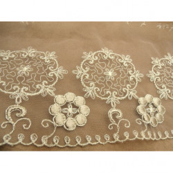 dentelle brodée sur tulle 14 cm