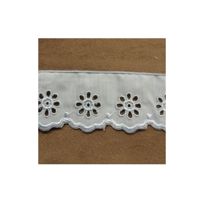 BRODERIE ANGLAISE COTON  bleu ciel 4 cm /hauteur de broderie 2,5 cm