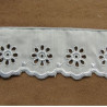 BRODERIE ANGLAISE COTON  bleu ciel 4 cm /hauteur de broderie 2,5 cm
