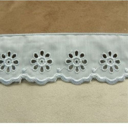 BRODERIE ANGLAISE COTON  bleu ciel 4 cm /hauteur de broderie 2,5 cm