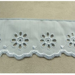 BRODERIE ANGLAISE COTON  bleu ciel 4 cm /hauteur de broderie 2,5 cm
