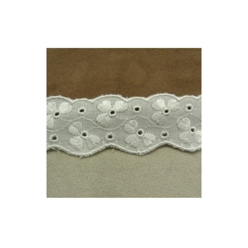 Broderie anglaise coton  blanche  2.8 cm