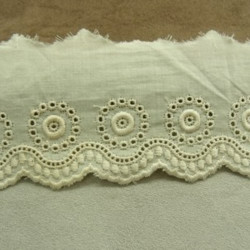 BRODERIE ANGLAISE VINTAGE écru 5.5 cm /hauteur de broderie 3.5 cm