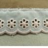BRODERIE ANGLAISE COTON sur fond blanc brodée rose 2,5 cm / hauteur de broderie:1.5 cm